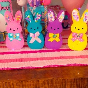 Sprinkled wooden peep set